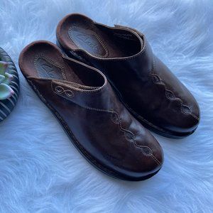 *SOLD* Clarks 7N Brown Adjustable Strap Slip